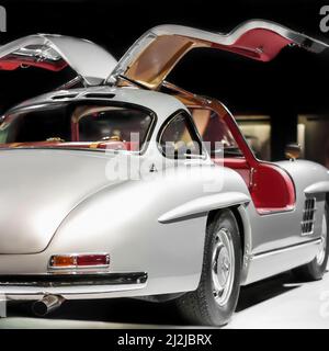Mercedes-Benz 300 SL Gullwing voiture de luxe vintage arrière sur l'exposition de voitures à Bakou, Azerbaïdjan - avril 12,2017 Banque D'Images