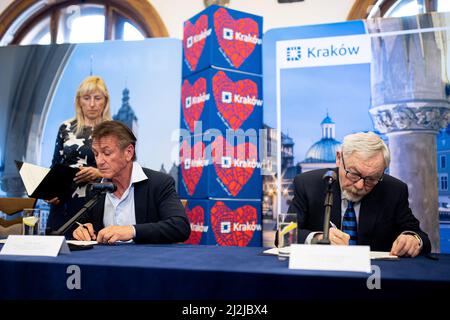 Cracovie, Pologne. 23rd mars 2022. Sean Penn (L) siège à côté de Jacek Majchrowski (R), président de Cracovie, lors d'une conférence de presse. Crédit : SOPA Images Limited/Alamy Live News Banque D'Images