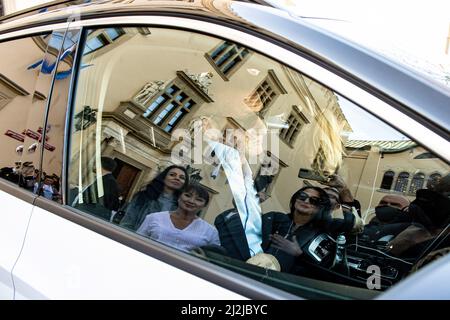 Cracovie, Pologne. 23rd mars 2022. Sean Penn vu dans la voiture sur son chemin à l'hôtel de ville de Cracovie. Crédit : SOPA Images Limited/Alamy Live News Banque D'Images