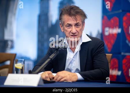 Cracovie, Pologne. 23rd mars 2022. Sean Penn a vu répondre aux questions lors d'une conférence de presse à Cracovie. (Photo de Vito Corleone/SOPA Images/Sipa USA) crédit: SIPA USA/Alay Live News Banque D'Images