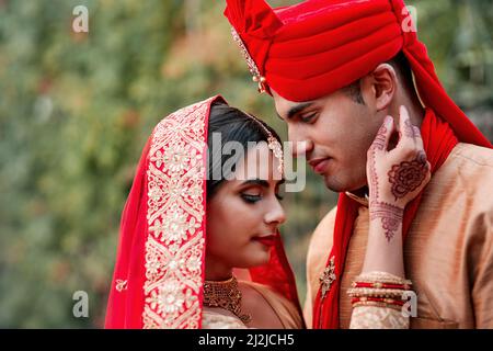 C'est le début de quelque chose de beau. Photo rognée d'un jeune couple hindou le jour de leur mariage. Banque D'Images