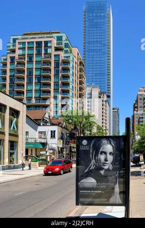 Toronto, Canada - le 14 juin 2011 : annonce pour l'hôtel Trump International et la tour Toronto mettant en vedette Ivanka Trump. L’organisation Trump s’est vendue Banque D'Images
