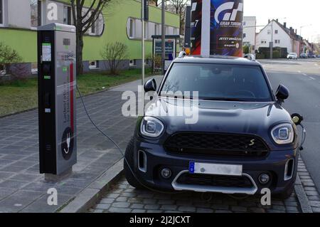 Nuremberg, Bavière, Allemagne - 20 mars 2022 : facturation d'une voiture électronique à une station de charge publique du fournisseur d'énergie municipal local Banque D'Images