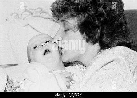 Bébé Natalie Horrell, photographié avec ses parents, Margaret et Paul, après être retourné à la famille, dimanche 8th mai 1988. Le 2nd mai 1988, Natalie Horrell a été arrachée à l'âge de cinq mois par une femme qui se pose comme détective de magasin. Pendant cinq jours angoissés, ses parents Margaret et Paul ont été au centre d'une chasse massive jusqu'à ce que leur petite fille soit trouvée en sécurité et bien à 200 miles de distance avec une femme qui voulait désespérément son propre bébé pour garder son mariage vivant. Son ravisseur Delia McCall a été emprisonné pendant trois ans pour son enlèvement, qui a été déjoué lorsque son ex-mari a fait sortir la police de la prison. Banque D'Images