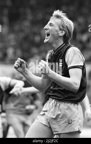 Tournoi du Centenaire de la Ligue de football, également connu sous le nom de Mercantile Credit football Festival, un tournoi amical qui s'est tenu du 16th au 17th avril 1988 au stade Wembley pour célébrer l'anniversaire de la Ligue de football 100th. 12 équipes ont participé au tournoi. Le premier jour de la compétition consistait en des tours d'ouverture et des quarts de finale, et il s'agissait de matchs de 40 minutes. Notre photo montre ... le tour d'ouverture action match, samedi 16th avril 1988. Banque D'Images