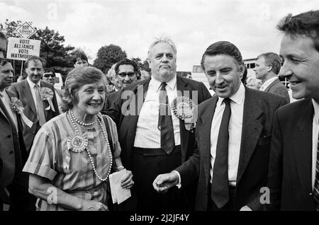 Shirley Williams, députée de Cyril Smith, et David Steel, chef libéral, sur la piste de campagne à Rochdale lors de l'élection générale de 1987. 31st mai 1987 Banque D'Images