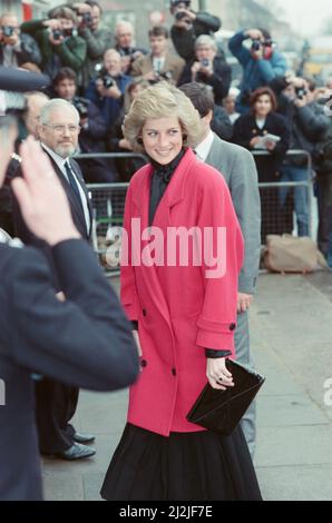 HRH la princesse de Galles, la princesse Diana, visite le Centre d'orientation sur le mariage de relier à Barnett, dans le nord de Londres. Photo prise le 29th novembre 1988 Banque D'Images