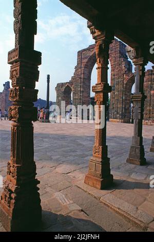 Inde. Delhi. Mosquée Quwwat ul-Islam. Banque D'Images