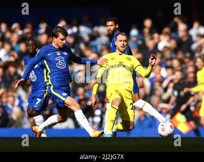 Londres, Royaume-Uni. 2nd avril 2022. Mason Mount de Chelsea et Christian Eriksen de Brentford lors du match de la première Ligue au pont Stamford, Londres. Le crédit photo devrait se lire: David Klein/Sportimage crédit: Sportimage/Alay Live News Banque D'Images