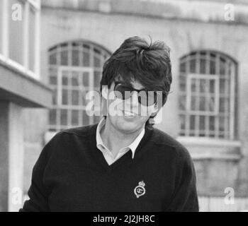 Mike Read, BBC radio Disc Jockey, vu ici sur des béquilles. Photo prise le 25th juin 1988 Banque D'Images