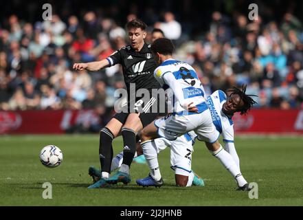 Tom Cairney de Fulham (à gauche) lutte pour le ballon avec Luke Amos (au centre) des Queens Park Rangers et Moses Odubajo lors du match de championnat Sky Bet au Kiyan Prince Foundation Stadium, Londres. Date de la photo: Samedi 2 avril 2022. Banque D'Images