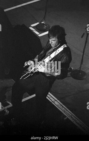 Le musicien anglais Dave Davies se présentant avec les Kinks au Lyceum Theatre, Londres, Angleterre, le 22 décembre 1982. Banque D'Images