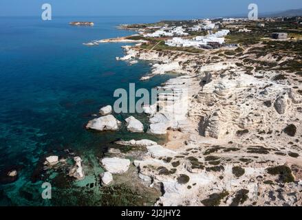 Vue aérienne des formations rocheuses calcaires sur la côte des grottes de Sea Caves, Peia, Paphos, Chypre. Banque D'Images