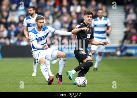 Sam Field (à gauche) des Queens Park Rangers et Tom Cairney de Fulham se battent pour le ballon lors du match du championnat Sky Bet au Kiyan Prince Foundation Stadium, à Londres. Date de la photo: Samedi 2 avril 2022. Banque D'Images