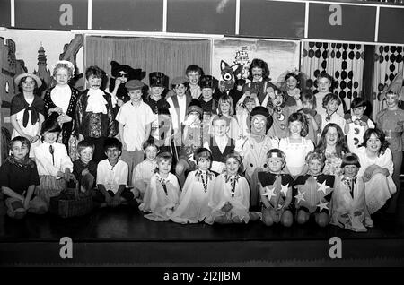 Les jeunes de la Brockholes Junior and Infants School ont mis en scène leur version de l'histoire de Pinocchio pour les parents et les personnes âgées locales. Susan Smith, âgée de 11 ans, a joué le rôle de marionnette espiègle, avec Nicky Mallinson comme Jiminy Cricket, Duncan Wright comme marionnette Gepetto et Claire Burchill comme Blue Fairy, enseignante, Mme Jan Griffiths, avec l'aide de parents et d'autres membres du personnel, a organisé la production, à laquelle ont participé environ 50 enfants. 6th avril 1987. Banque D'Images