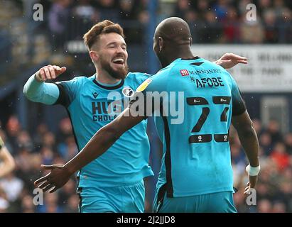 Tom Bradshaw de Millwall (à gauche) célèbre après avoir marquant son but d'ouverture avec Benik Afobe lors du match du championnat Sky Bet à Kenilworth Road, Luton. Date de la photo: Samedi 2 avril 2022. Banque D'Images