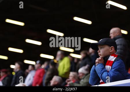 Un jeune fan de Lincoln City regarde le jeu depuis les stands pendant le match de la Sky Bet League One à la Valley, Londres. Date de la photo: Samedi 2 avril 2022. Banque D'Images