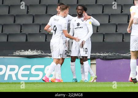 MILTON KEYNES, ROYAUME-UNI. AVR 2ND. Mo EISA célèbre après avoir obtenu des scores pour les Dons de Milton Keynes, pour prendre l'initiative du faire 1 - 0 contre Shrewsbury Town, lors du match Sky Bet League 1 entre MK Dons et Shrewsbury Town au stade MK, Milton Keynes, le samedi 2nd avril 2022. (Credit: John Cripps | MI News) Credit: MI News & Sport /Alay Live News Banque D'Images