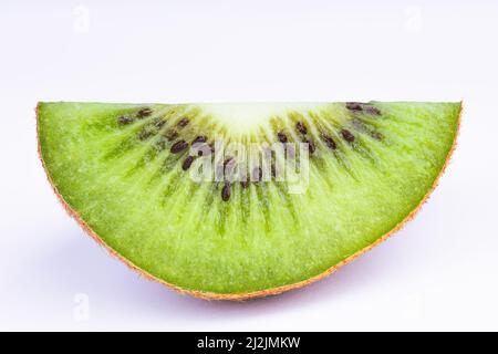 Émincé de kiwi sur fond blanc Banque D'Images