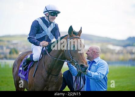 Piz Badile, monté par Gavin Ryan, remporte le P.W. McGrath Memorial Ballysax Stakes (Groupe 3) lors de la Journée des essais classiques de Ballyinch Stud à l'hippodrome de Leopardstown, Dublin. Date de la photo: Samedi 2 avril 2022. Banque D'Images