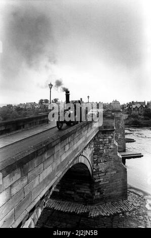 Un avant-goût de la nostalgie comme l'un des moteurs qui apparaît au Corbridge Steam Rally trundes sur le joli vieux pont en pierre à travers le Tyne à Corbridge le 12th juin 1988 Banque D'Images