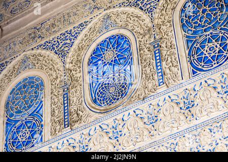 Séville, Espagne - 10 mai 2018 : mosaïque de vitraux à l'intérieur de la ville de l'Alcazar Banque D'Images