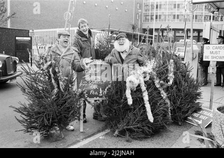 De gauche à droite, David Jason as Del Boy, Nicholas Lyndhurst as Rodney et Buster Merryfield as Uncle Albert from 'Only Fools and Horses' with Christmas Trees Outside the BBC Television Center. 7th décembre 1987. Banque D'Images