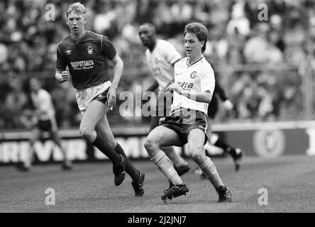 Tournoi du Centenaire de la Ligue de football, également connu sous le nom de Mercantile Credit football Festival, un tournoi amical qui s'est tenu du 16th au 17th avril 1988 au stade Wembley pour célébrer l'anniversaire de la Ligue de football 100th. 12 équipes ont participé au tournoi. Le premier jour de la compétition consistait en des tours d'ouverture et des quarts de finale, et il s'agissait de matchs de 40 minutes. Notre photo montre ... le tour d'ouverture action match, samedi 16th avril 1988. Banque D'Images