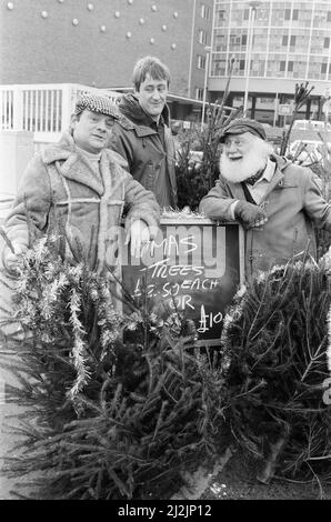 De gauche à droite, David Jason as Del Boy, Nicholas Lyndhurst as Rodney et Buster Merryfield as Uncle Albert from 'Only Fools and Horses' with Christmas Trees Outside the BBC Television Center. 7th décembre 1987. Banque D'Images