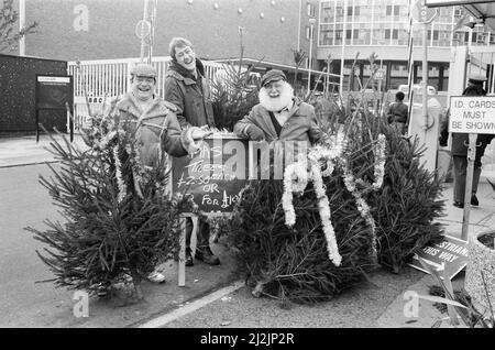 De gauche à droite, David Jason as Del Boy, Nicholas Lyndhurst as Rodney et Buster Merryfield as Uncle Albert from 'Only Fools and Horses' with Christmas Trees Outside the BBC Television Center. 7th décembre 1987. Banque D'Images