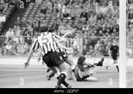 Tournoi du Centenaire de la Ligue de football, également connu sous le nom de Mercantile Credit football Festival, un tournoi amical qui s'est tenu du 16th au 17th avril 1988 au stade Wembley pour célébrer l'anniversaire de la Ligue de football 100th. 12 équipes ont participé au tournoi. Le premier jour de la compétition consistait en des tours d'ouverture et des quarts de finale, et il s'agissait de matchs de 40 minutes. Notre photo montre ... le tour d'ouverture action match, samedi 16th avril 1988. Banque D'Images