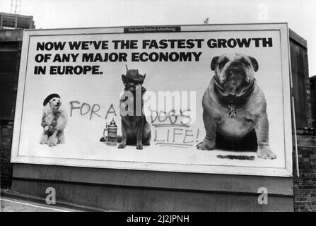 Graffiti sur l'affiche publicitaire du gouvernement avant l'élection générale de 1987. L'affiche est située à l'extrémité est de Newcastle, publiée le 28th mai 1987. Publicité extérieure du Nord. Pour la vie d'un chien. Banque D'Images