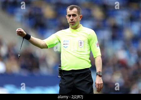 Arbitre Peter Bankes pendant le match de championnat Sky Bet à la Coventry Building Society Arena, Coventry. Date de la photo: Samedi 2 avril 2022. Banque D'Images