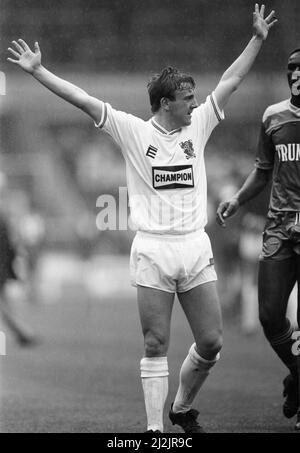 Tournoi du Centenaire de la Ligue de football, également connu sous le nom de Mercantile Credit football Festival, un tournoi amical qui s'est tenu du 16th au 17th avril 1988 au stade Wembley pour célébrer l'anniversaire de la Ligue de football 100th. 12 équipes ont participé au tournoi. Le premier jour de la compétition consistait en des tours d'ouverture et des quarts de finale, et il s'agissait de matchs de 40 minutes. Notre photo montre ... le tour d'ouverture action match, samedi 16th avril 1988. Banque D'Images