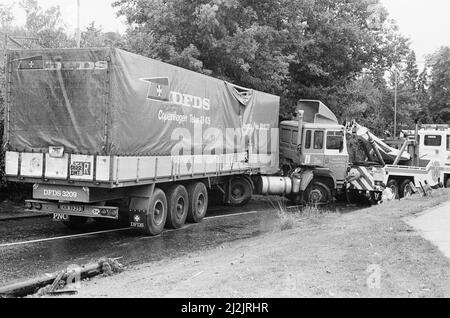 La grande tempête octobre 1987. Nos photos . . . Dégâts causés par la tempête Bracknell, Berkshire, Angleterre, 16th octobre 1987. La grande tempête de 1987 a eu lieu dans la nuit des 15th et 16th octobre 1987. Un système météorologique exceptionnellement fort a causé des vents qui ont frappé une grande partie du sud de l'Angleterre et du nord de la France. C'était la pire tempête à avoir frappé l'Angleterre depuis la Grande tempête de 1703. Les dégâts ont été estimés à 7,3 milliards de livres au Royaume-Uni et à 23 milliards de francs en France. Banque D'Images