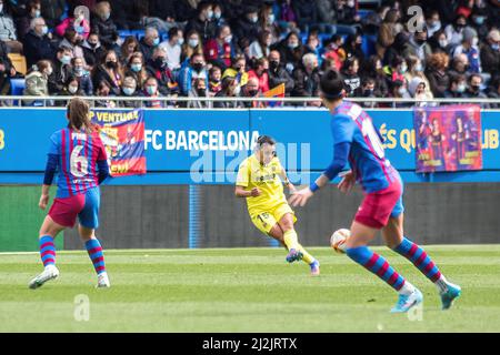 Francisca Lara (C) de Villarreal CF, Claudia Pina (L) et Jenni Hermoso (R) du FC Barcelone vu en action pendant le match Primera Iberdrola entre le FC Barcelona Femeni et le Villarreal CF Femenino au stade Johan Cruyff. Note finale; FC Barcelona Femeni 6:1 Villarreal CF Femenino. (Photo de Thiago Prudencio / SOPA Images/Sipa USA) Banque D'Images