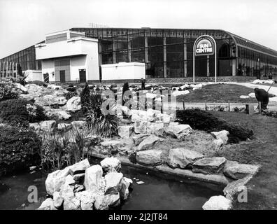 Rhyl Sun Center, Rhyl, pays de Galles du Nord. Entouré par les jardins fleuris de la promenade. Vers 1987. Banque D'Images
