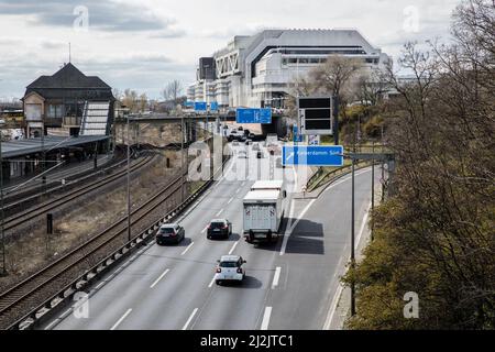 2 avril 2022, Berlin, Allemagne : en Allemagne, les prix de l'essence et du diesel ont atteint de nouveaux sommets. Plusieurs voitures sur l'autoroute fédérale 100, Bundesautobahn 100, ou A 100. (Credit image: © Michael Kuenne/PRESSCOV via ZUMA Press Wire) Banque D'Images