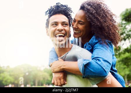 Soyez avec quelqu'un qui peut faire n'importe quel jour un bon. Photo d'un jeune couple heureux en train de profiter d'une promenade en plein air. Banque D'Images