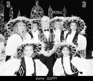 Benny Hill, comédien et comédien britannique, mieux connu pour son émission télévisée The Benny Hill Show, en Amérique, où il filme une heure spéciale, Benny Hill World Tour : New York, qui sera tourné sur place à New York, samedi 28th mars 1987. Notre photo montre ... Photohall de Benny Hill avec les anges de Hill. Banque D'Images