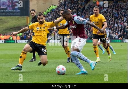 Wolverhampton, Royaume-Uni. 2nd avril 2022. Wolverhampton, Royaume-Uni. 2nd avril 2022. 2nd avril 2022 ; Stade Molineux, Wolverhampton, West Midlands, Angleterre ; Premier League football, Wolverhampton Wanderers versus Aston Villa ; Ashley Young de Aston Villa croisant le ballon comme Jonny Otto de Wolverhampton Wanderers vient pour bloquer le passage Banque D'Images