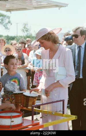 S.A.R. la princesse Diana, la princesse de Galles lors de sa tournée en Australie en 1988. La princesse est photographiée au Footscray Park, à Melbourne, Victoria, portant une tenue conçue par Catherine Walker. Photo prise le 27th janvier 1988 Banque D'Images