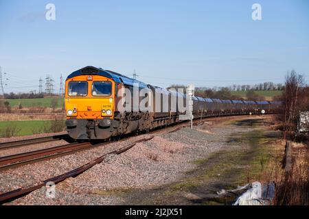 La locomotive 66708 de classe 66 du fret ferroviaire de GB passe le saumon Burton avec un train de fret rond de Merry Go transportant du charbon Banque D'Images