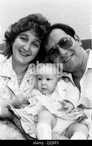 Bébé Natalie Horrell, photographié avec ses parents, Margaret et Paul, après être retourné à la famille, dimanche 8th mai 1988. Le 2nd mai 1988, Natalie Horrell a été arrachée à l'âge de cinq mois par une femme qui se pose comme détective de magasin. Pendant cinq jours angoissés, ses parents Margaret et Paul ont été au centre d'une chasse massive jusqu'à ce que leur petite fille soit trouvée en sécurité et bien à 200 miles de distance avec une femme qui voulait désespérément son propre bébé pour garder son mariage vivant. Son ravisseur Delia McCall a été emprisonné pendant trois ans pour son enlèvement, qui a été déjoué lorsque son ex-mari a fait sortir la police de la prison. Banque D'Images