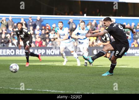 Aleksandar Mitrovic de Fulham (à gauche) marque le deuxième but du match du championnat Sky Bet au Kiyan Prince Foundation Stadium, Londres. Date de la photo: Samedi 2 avril 2022. Banque D'Images