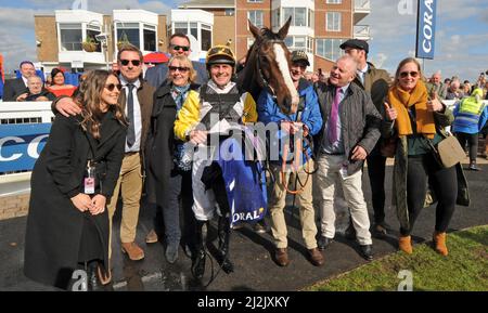 Écosse, Royaume-Uni. 02nd avril 2022. Le grand gagnant national écossais d'Ayr remporte My Wings avec Jockey Rob James. Crédit : CDG/Alay Live News Banque D'Images