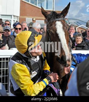 Écosse, Royaume-Uni. 02nd avril 2022. Le grand gagnant national écossais d'Ayr remporte My Wings avec Jockey Rob James. Crédit : CDG/Alay Live News Banque D'Images