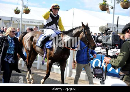 Écosse, Royaume-Uni. 02nd avril 2022. Le grand gagnant national écossais d'Ayr remporte My Wings avec Jockey Rob James. Crédit : CDG/Alay Live News Banque D'Images