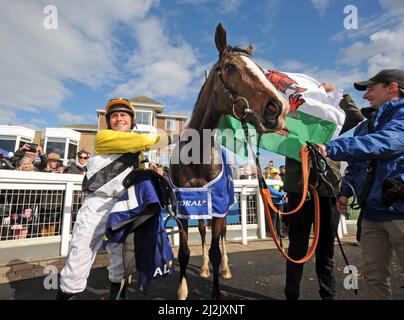 Écosse, Royaume-Uni. 02nd avril 2022. Le grand gagnant national écossais d'Ayr remporte My Wings avec Jockey Rob James. Crédit : CDG/Alay Live News Banque D'Images