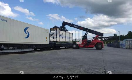 (220402) -- VIENTIANE, le 2 avril 2022 (Xinhua) -- les conteneurs de fruits de Thaïlande sont transportés du train de marchandises China-Laos à des camions à la gare de Nateuy dans la province de Luang Namtha, au Laos, le 1 avril 2022. Les fruits de Thaïlande ont été expédiés pour la première fois dans la province du Yunnan, dans le sud-ouest de la Chine, par le chemin de fer Chine-Laos, à partir de Vientiane, la capitale du Laos. Ce lot de fruits thaïlandais, 40 tonnes de duriens et 20 tonnes de noix de coco, qui sont arrivés à Vientiane depuis la Thaïlande il y a quelques jours, a quitté la gare sud de Vientiane du chemin de fer Chine-Laos et a atteint la gare de Nateuy à Luang Banque D'Images